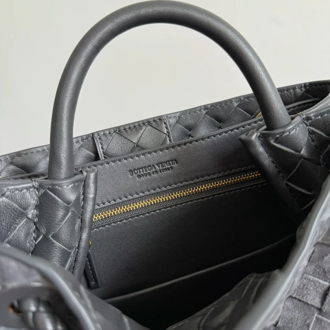 The 2023 new Andiamo batch of 1960 BV has been shipped‼ ️Really popular🔥The new Andiamo woven handbag launched by Bottega Veneta this season is really popular all over the world! ! Celebrities at home and abroad have worn it, and Oscar-winning actress Michelle Yeoh has taken it out on the street. Song Jia, Trai Yara, Yu Feihong, Sanji Ayaka, Rosie Hunting-Whiteley, Yoshioka Riho, etc. have all picked up this bag. It is classic and versatile, showing off its temperament, and the bag capacity is also large, which is very convenient for daily commuting! ! A variety of carrying methods, the shoulder straps can be adjusted by yourself, the original lambskin feels soft and delicate, and the neutral style is created to break gender boundaries and bring a more practical and longer-lasting use experience. Andiamo, which has both elegant and casual styles, perfectly interprets the true appearance of "fashionable old money style". Style number: 743568 (suede) Size: 25*22*10.5cm